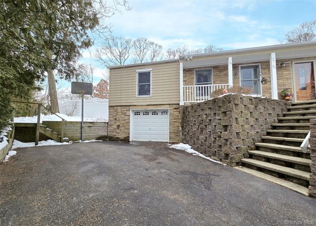 25 Spruceton Street, Selden, NY 11784