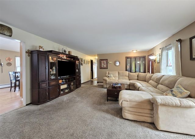 25 Spruceton Street, Selden, NY 11784