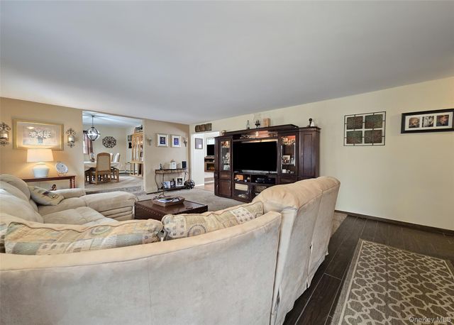 25 Spruceton Street, Selden, NY 11784