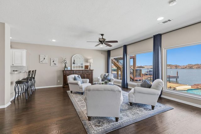 2 Villas Ways Drive, Conroe, TX 77356