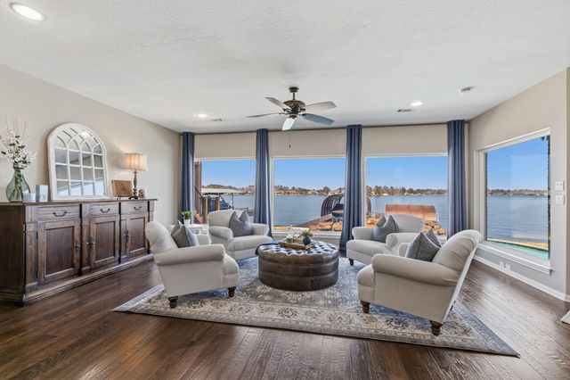 2 Villas Ways Drive, Conroe, TX 77356