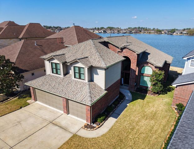 2 Villas Ways Drive, Conroe, TX 77356