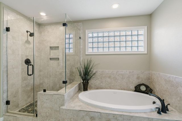 2 Villas Ways Drive, Conroe, TX 77356