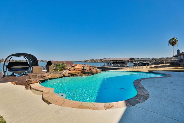 2 Villas Ways Drive, Conroe, TX 77356