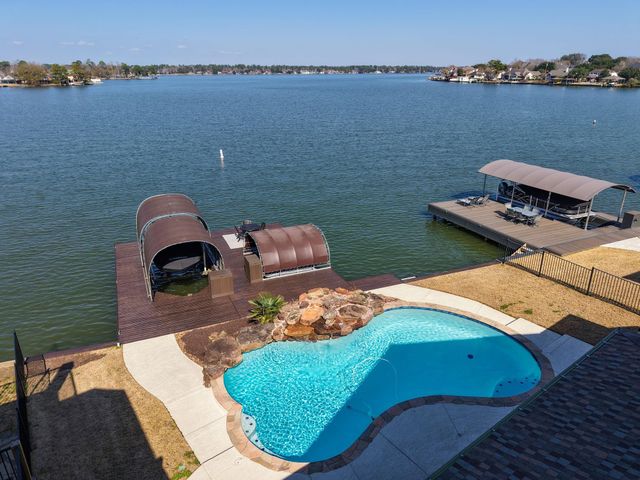 2 Villas Ways Drive, Conroe, TX 77356