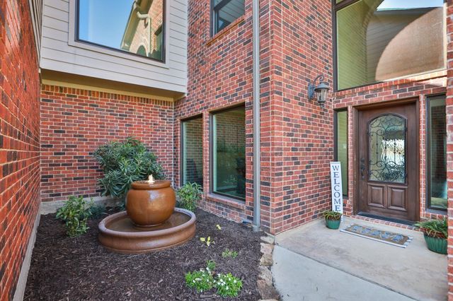 2 Villas Ways Drive, Conroe, TX 77356