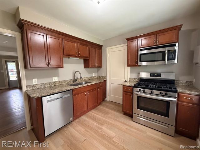 29454 Maplewood Street, Garden City, MI 48135