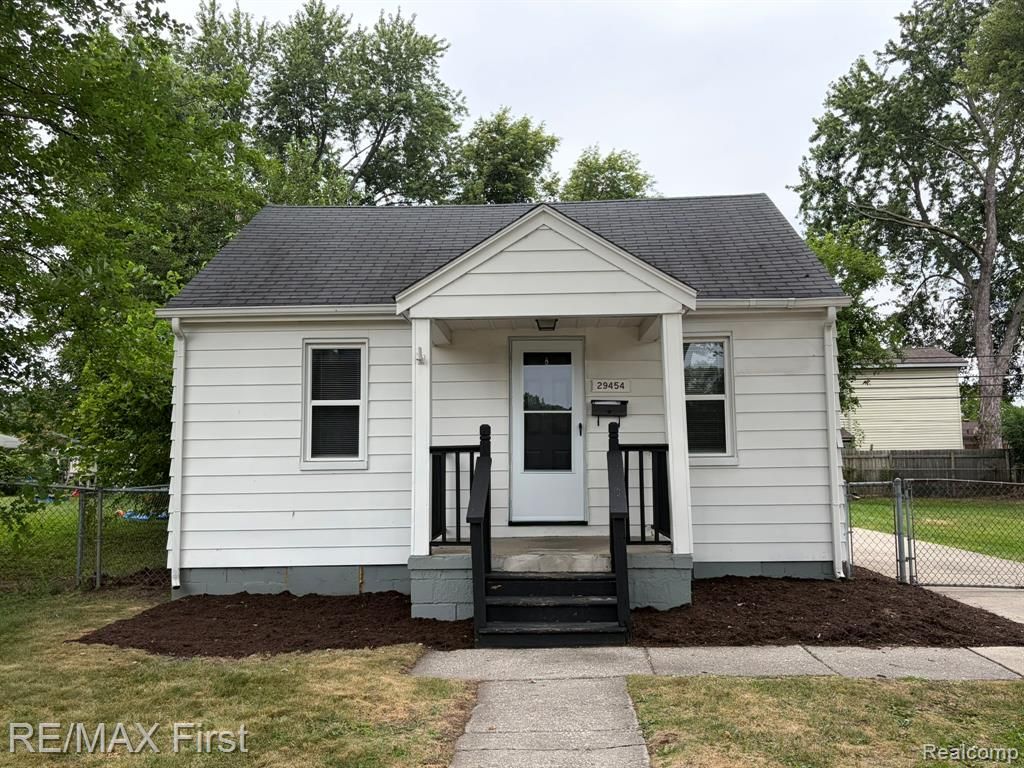 29454 Maplewood Street, Garden City, MI 48135