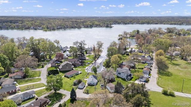 8294 Lagoon Street, Commerce Twp, MI 48382