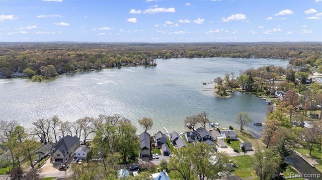 8294 Lagoon Street, Commerce Twp, MI 48382