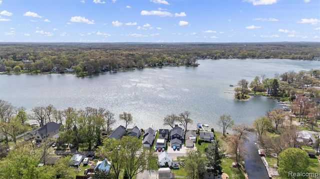8294 Lagoon Street, Commerce Twp, MI 48382