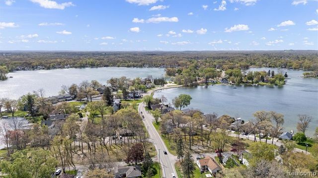 8294 Lagoon Street, Commerce Twp, MI 48382