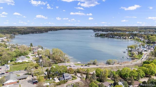 8294 Lagoon Street, Commerce Twp, MI 48382