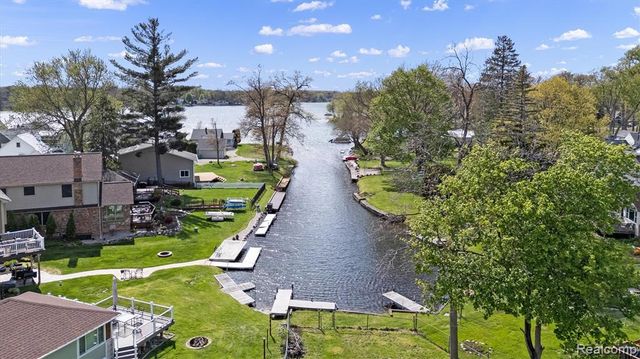 8294 Lagoon Street, Commerce Twp, MI 48382
