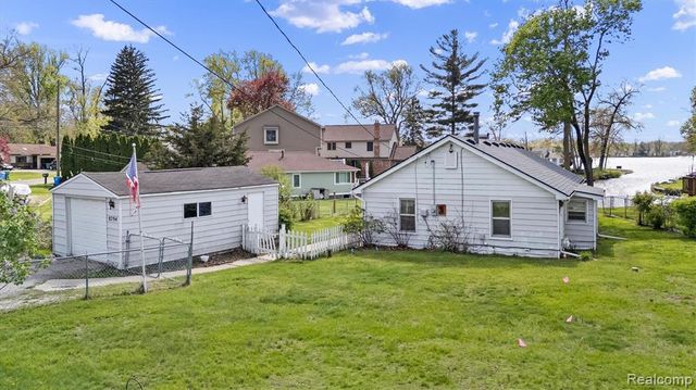 8294 Lagoon Street, Commerce Twp, MI 48382