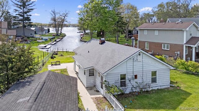 8294 Lagoon Street, Commerce Twp, MI 48382