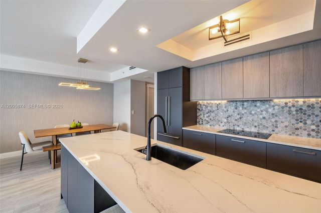 848 Brickell Key Dr 3403, Miami, FL 33131