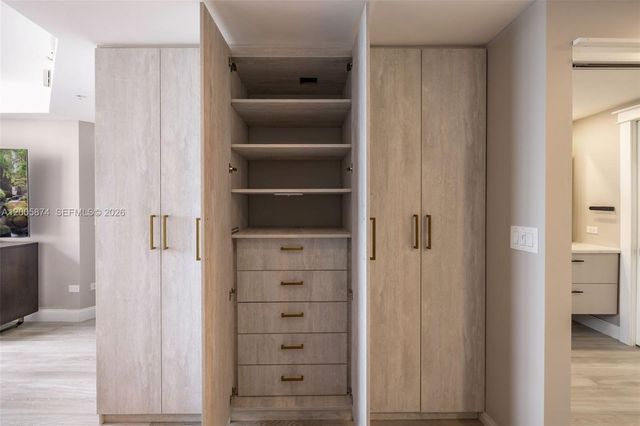 848 Brickell Key Dr 3403, Miami, FL 33131