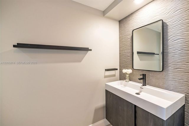 848 Brickell Key Dr 3403, Miami, FL 33131