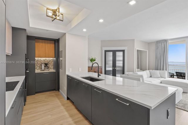 848 Brickell Key Dr 3403, Miami, FL 33131