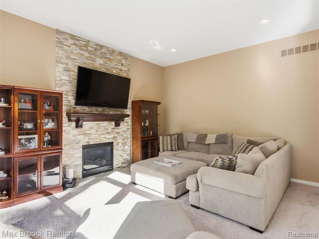 583 Birchcrest Court, Oakland, MI 48363