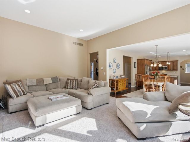 583 Birchcrest Court, Oakland, MI 48363