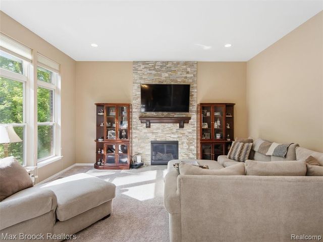 583 Birchcrest Court, Oakland, MI 48363