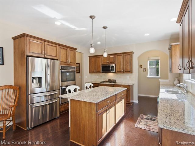 583 Birchcrest Court, Oakland, MI 48363