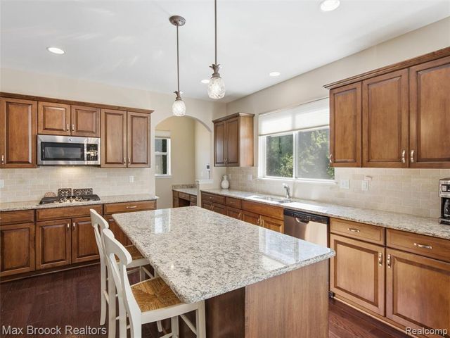 583 Birchcrest Court, Oakland, MI 48363