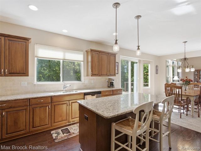 583 Birchcrest Court, Oakland, MI 48363