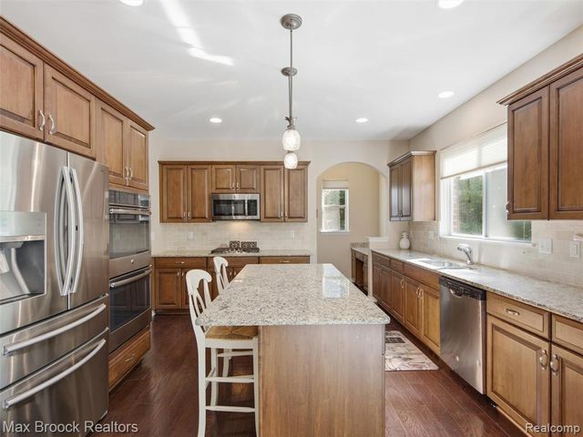583 Birchcrest Court, Oakland, MI 48363