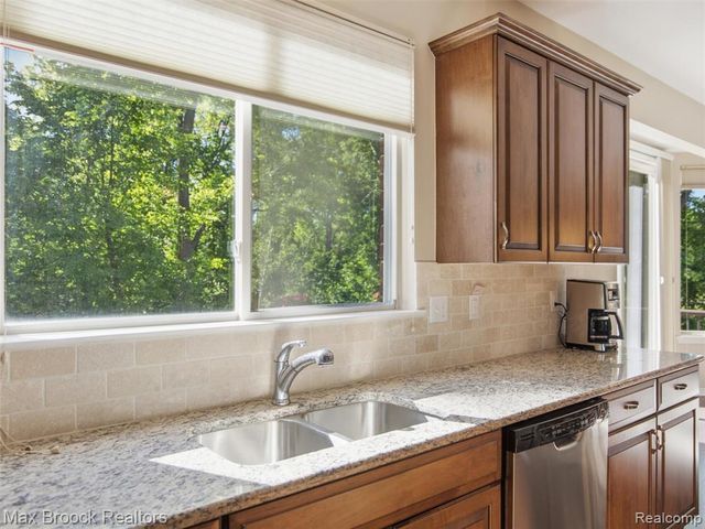 583 Birchcrest Court, Oakland, MI 48363