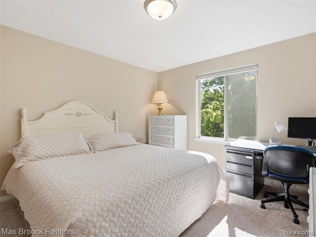 583 Birchcrest Court, Oakland, MI 48363