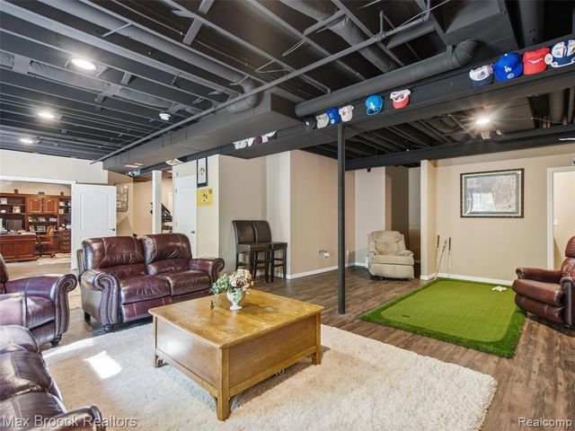 583 Birchcrest Court, Oakland, MI 48363