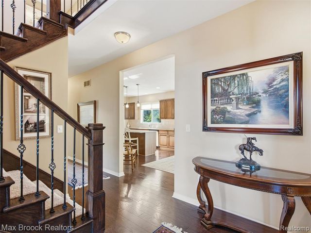 583 Birchcrest Court, Oakland, MI 48363