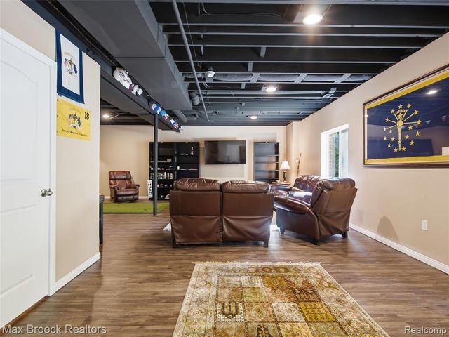 583 Birchcrest Court, Oakland, MI 48363