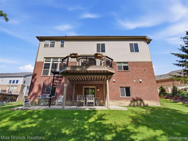 583 Birchcrest Court, Oakland, MI 48363