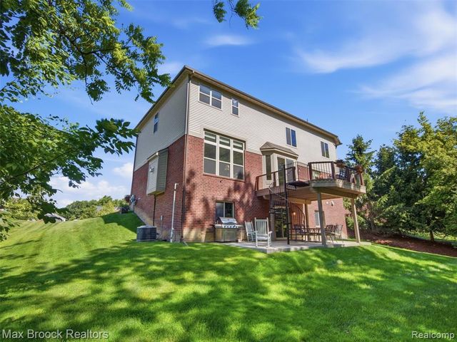 583 Birchcrest Court, Oakland, MI 48363