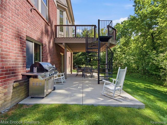 583 Birchcrest Court, Oakland, MI 48363