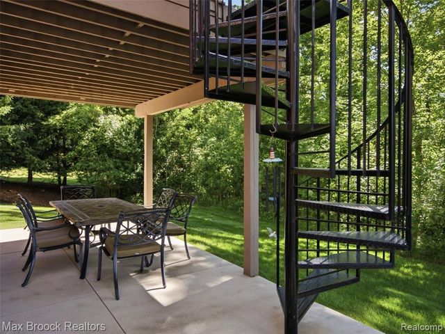 583 Birchcrest Court, Oakland, MI 48363