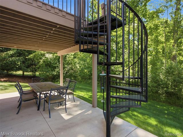 583 Birchcrest Court, Oakland, MI 48363