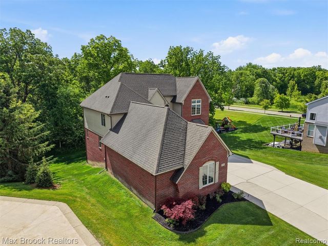 583 Birchcrest Court, Oakland, MI 48363