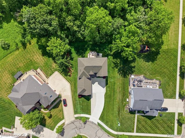 583 Birchcrest Court, Oakland, MI 48363