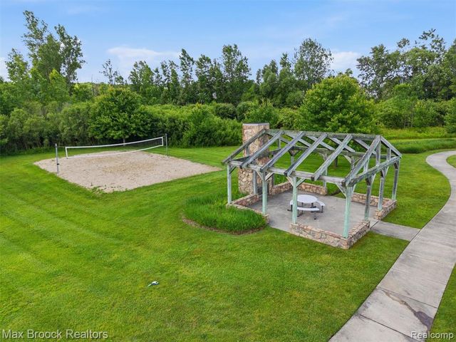 583 Birchcrest Court, Oakland, MI 48363