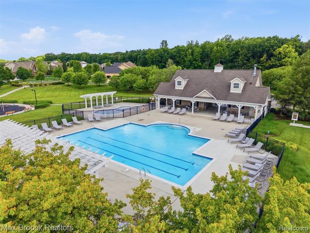 583 Birchcrest Court, Oakland, MI 48363