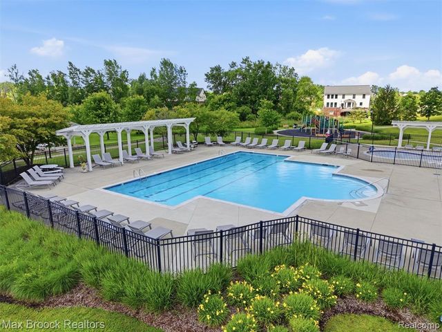 583 Birchcrest Court, Oakland, MI 48363