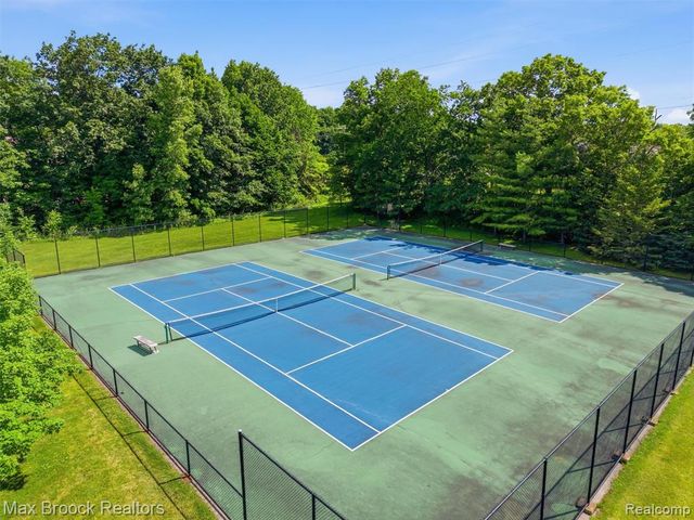 583 Birchcrest Court, Oakland, MI 48363