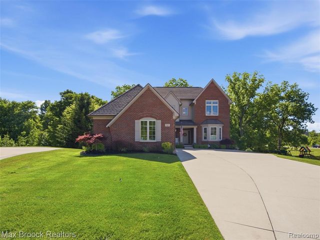 583 Birchcrest Court, Oakland, MI 48363