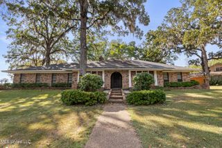 423 Trailwood Drive, Clinton, MS 39056