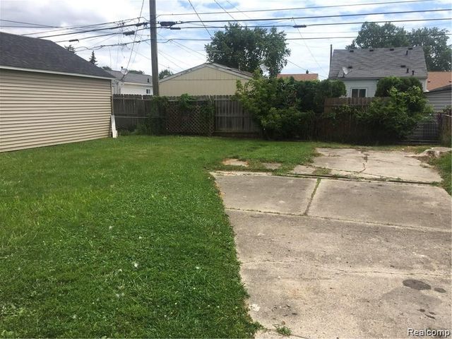 28042 Maple Street, Roseville, MI 48066